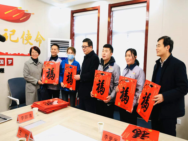 山東省總工會送溫暖走進山東瀚業(yè)機械有限公司。新春到來之際，1月18日，山東省總工會副主席魏勇、省總工會宣傳教育部部長李更光，由淄博市人大副主任、市總工會主席卜德蘭、市總工會副主席鄒洪、淄川區(qū)委副書記王洪波、淄川區(qū)總工會主席朱淑麗、淄川區(qū)總工會副主席婁作勝、昆侖鎮(zhèn)黨委書記王林、鎮(zhèn)長李光亮等陪同送溫暖慰問山東瀚業(yè)機械有限公司全體員工，給瀚業(yè)員工送上了春節(jié)禮包。